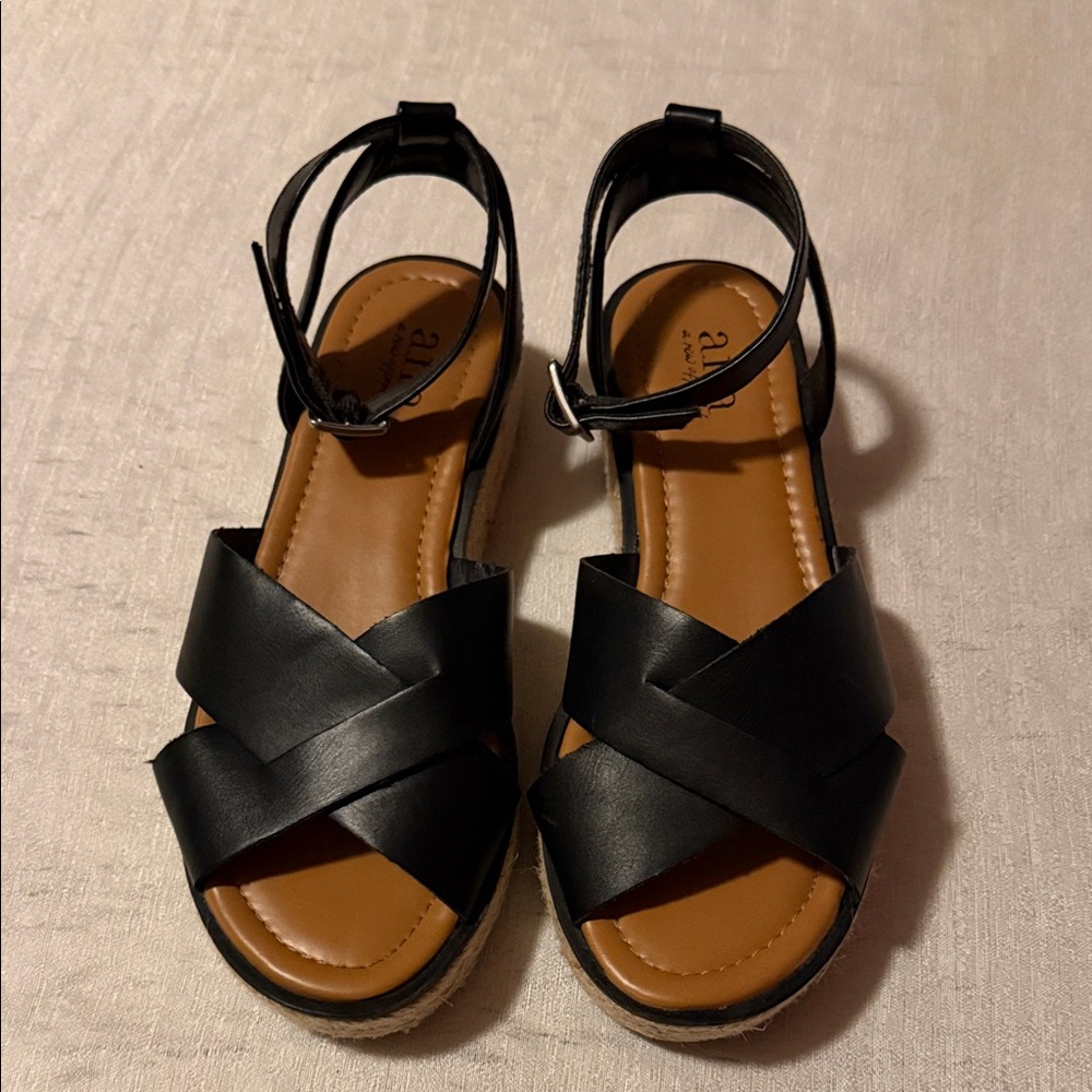 A New Approach Black Cross-Strap Women's Sandals